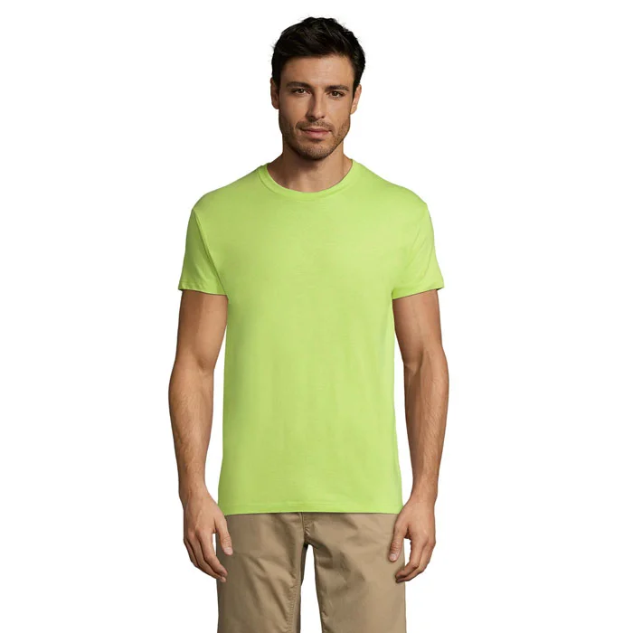 Unisex t-shirt från Klasströjadirekt utan tryck, buren av en modell